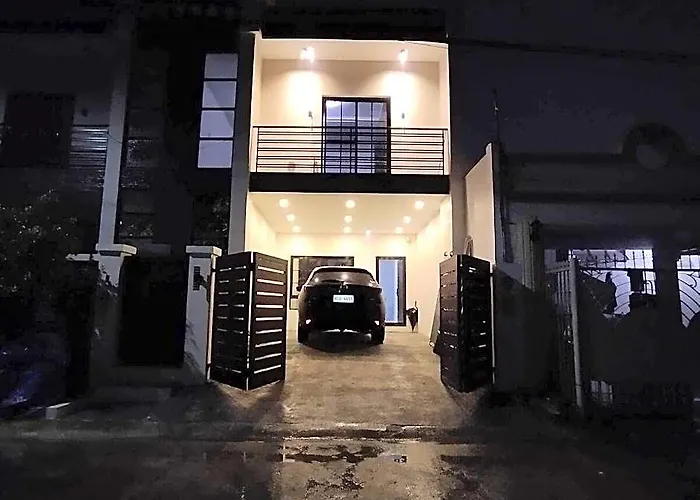 House Near Aiport/malls 3*